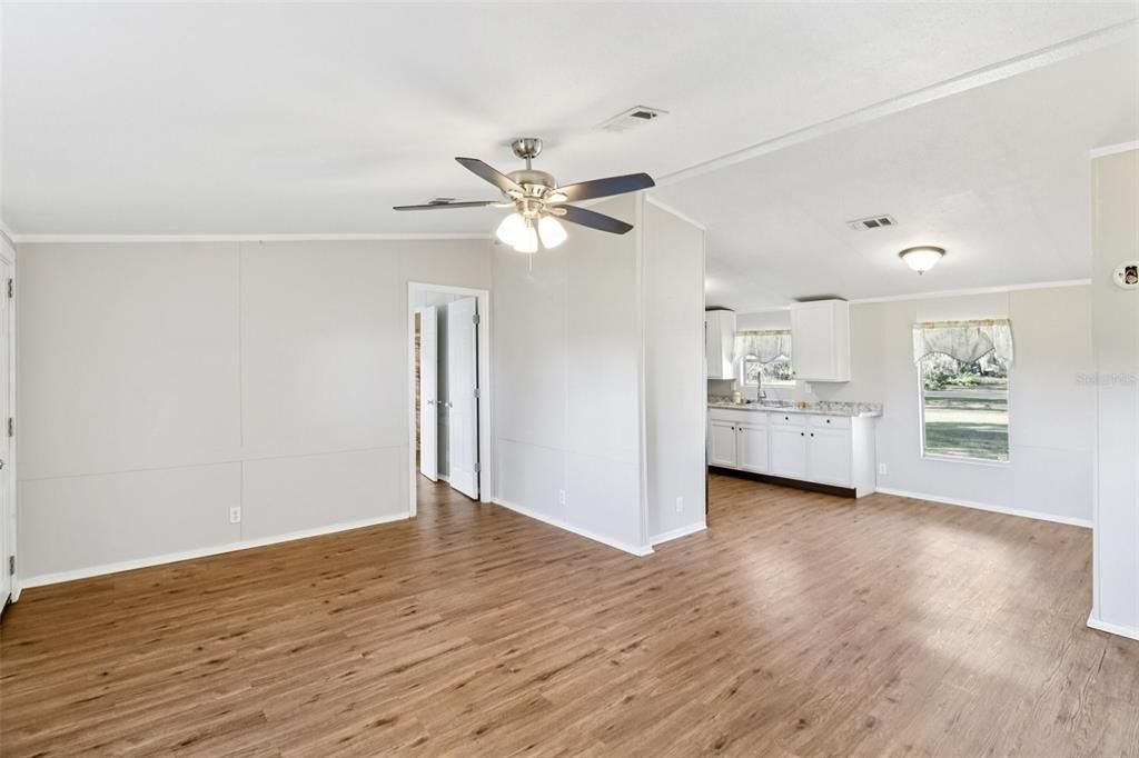 For Sale: $350,000 (6 beds, 4 baths, 2112 Square Feet)