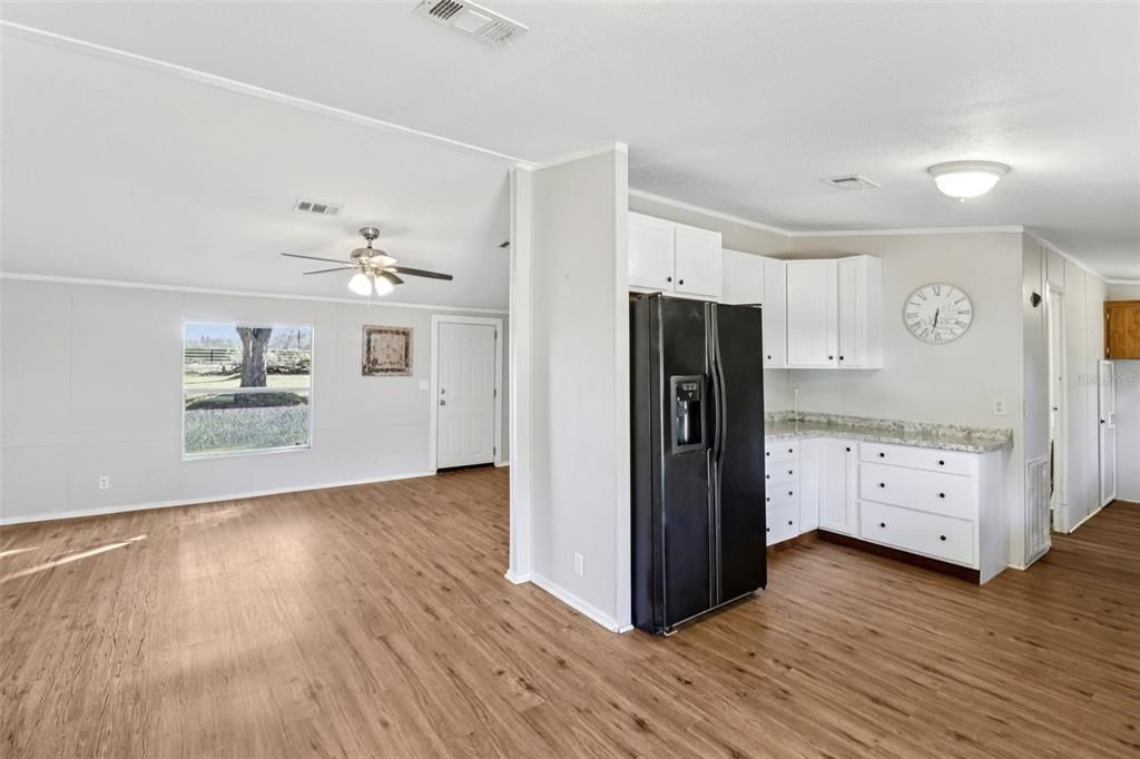 For Sale: $350,000 (6 beds, 4 baths, 2112 Square Feet)