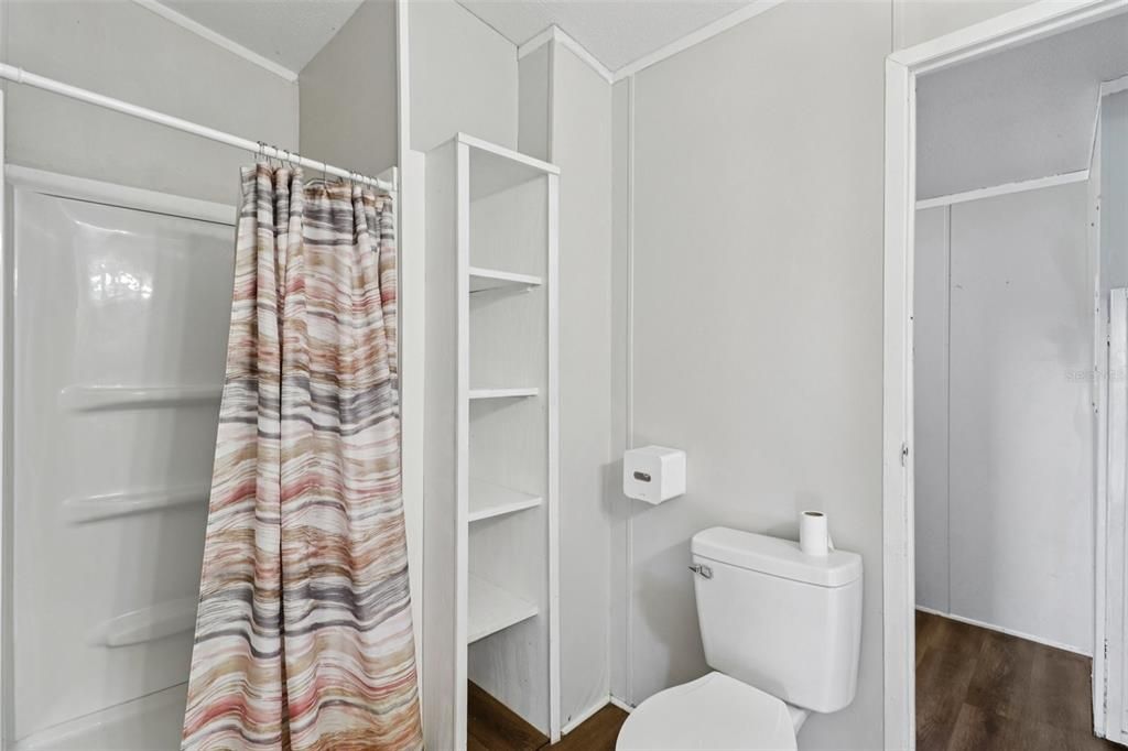 For Sale: $350,000 (6 beds, 4 baths, 2112 Square Feet)