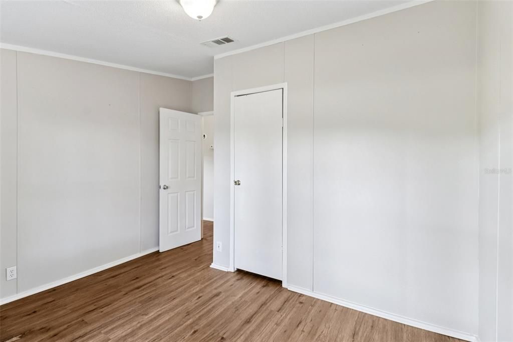 For Sale: $350,000 (6 beds, 4 baths, 2112 Square Feet)