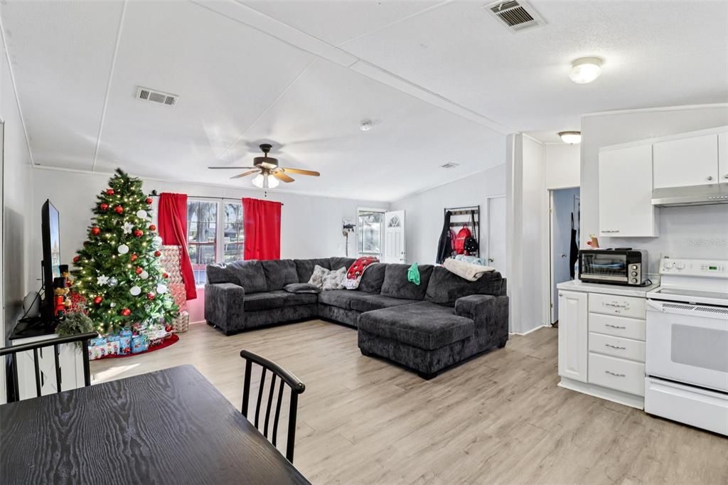 For Sale: $350,000 (6 beds, 4 baths, 2112 Square Feet)