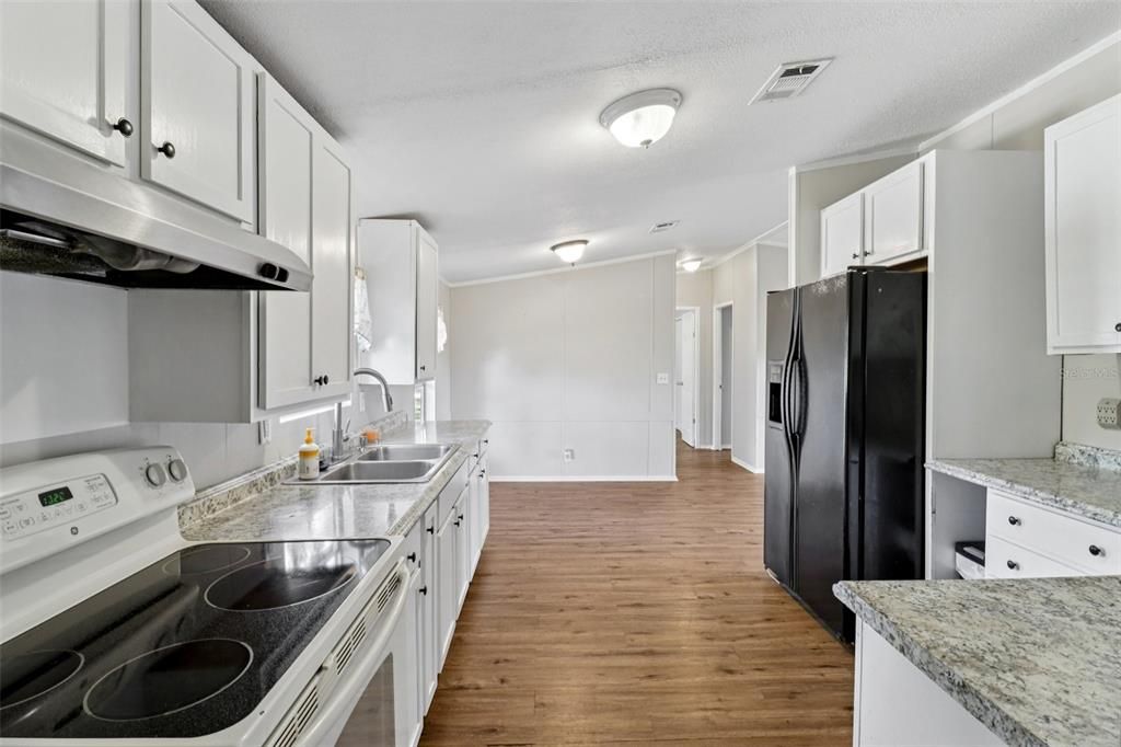 For Sale: $350,000 (6 beds, 4 baths, 2112 Square Feet)