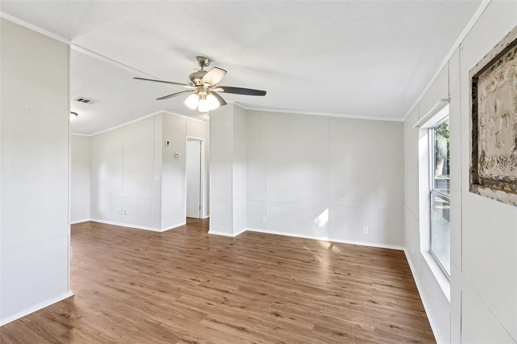 For Sale: $350,000 (6 beds, 4 baths, 2112 Square Feet)