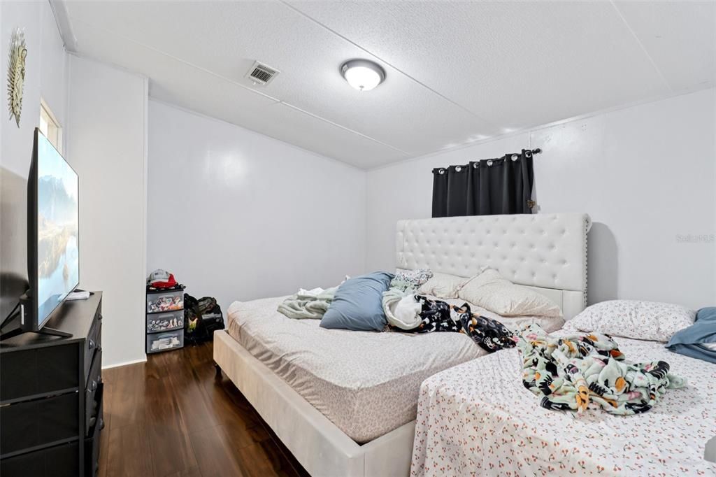 For Sale: $350,000 (6 beds, 4 baths, 2112 Square Feet)