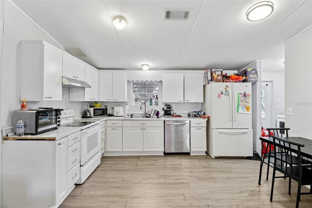 For Sale: $350,000 (6 beds, 4 baths, 2112 Square Feet)