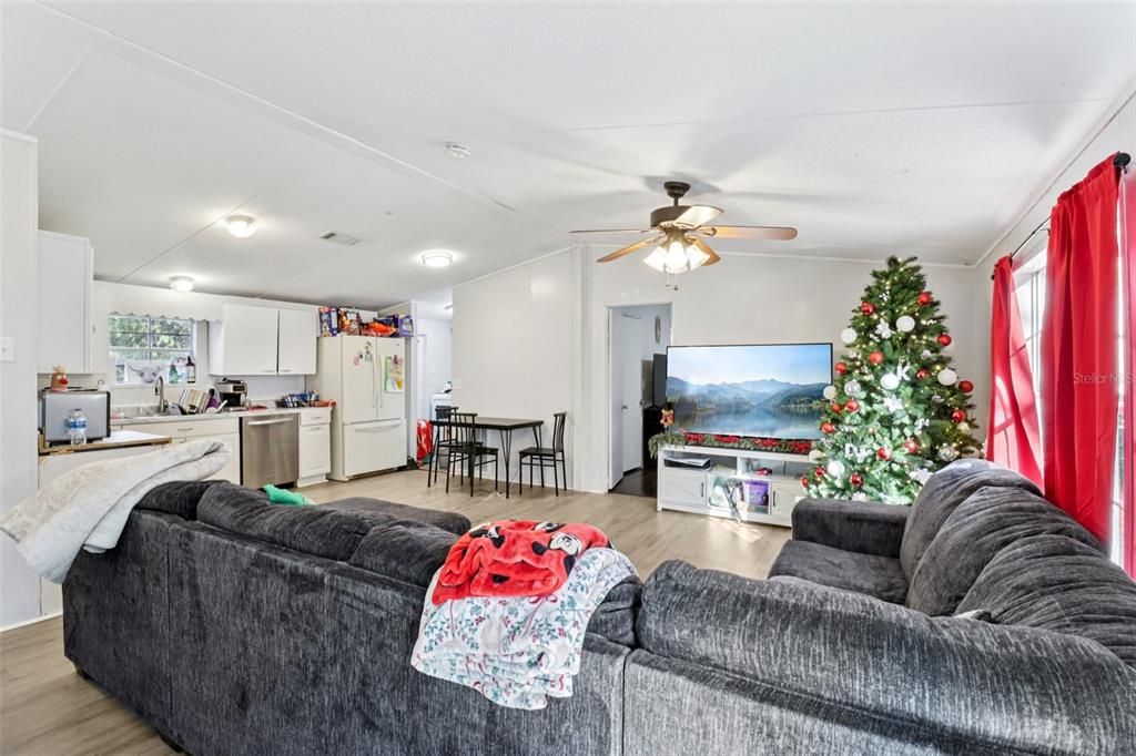 For Sale: $350,000 (6 beds, 4 baths, 2112 Square Feet)