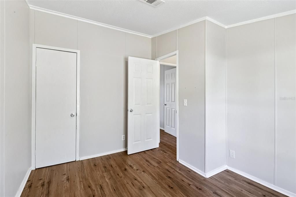 For Sale: $350,000 (6 beds, 4 baths, 2112 Square Feet)