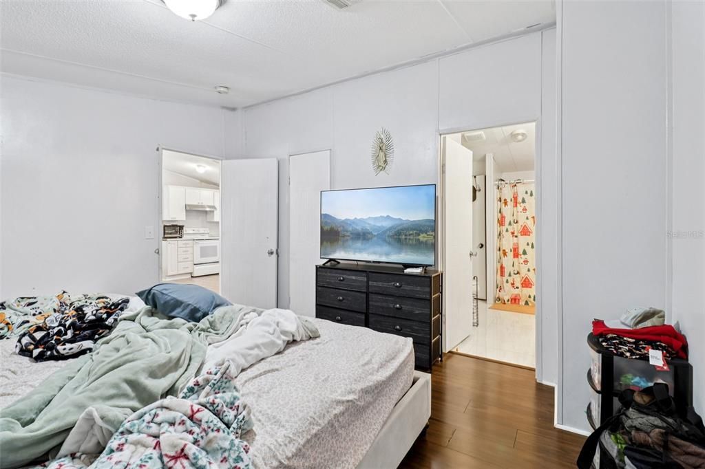 For Sale: $350,000 (6 beds, 4 baths, 2112 Square Feet)