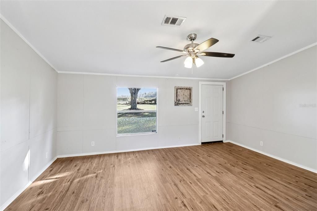 For Sale: $350,000 (6 beds, 4 baths, 2112 Square Feet)