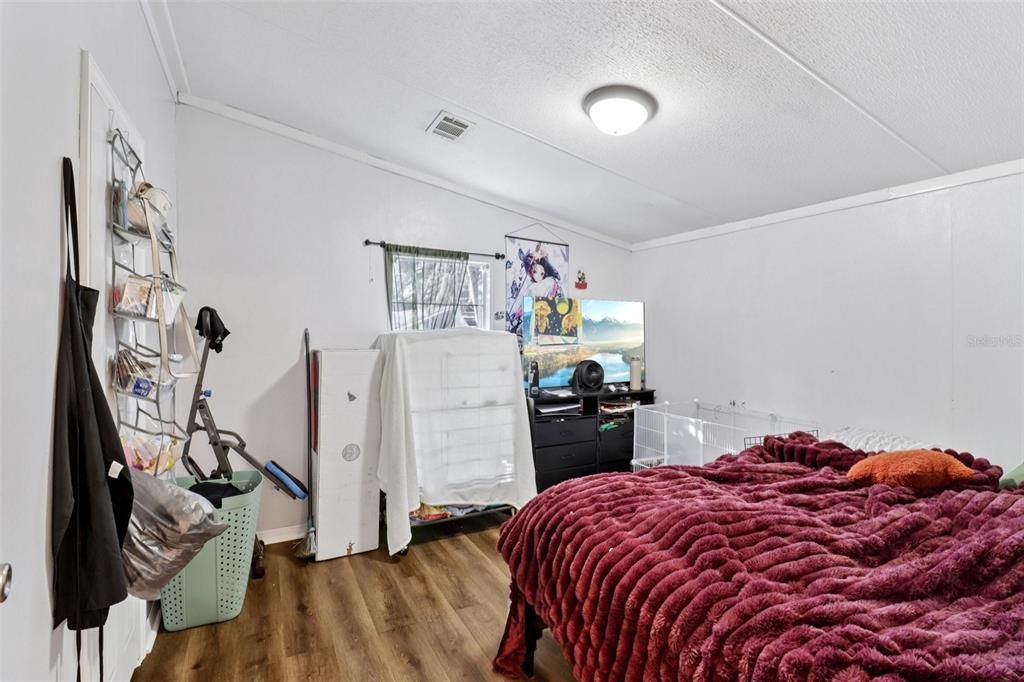 For Sale: $350,000 (6 beds, 4 baths, 2112 Square Feet)