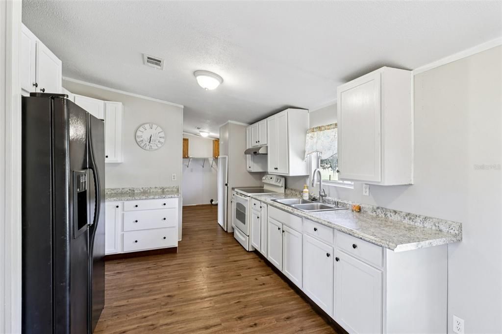 For Sale: $350,000 (6 beds, 4 baths, 2112 Square Feet)