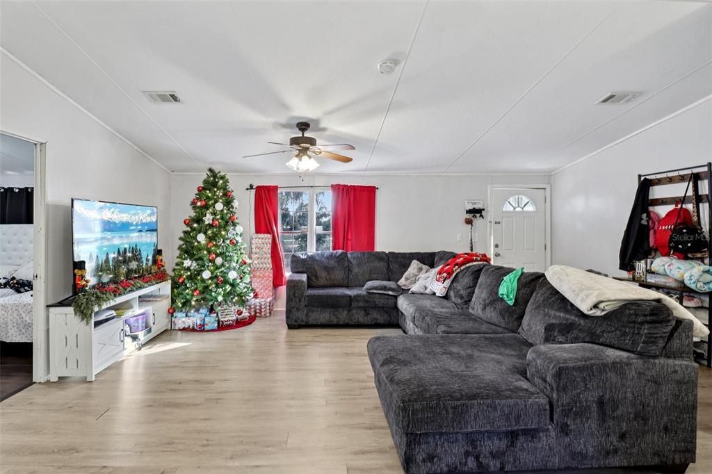 For Sale: $350,000 (6 beds, 4 baths, 2112 Square Feet)