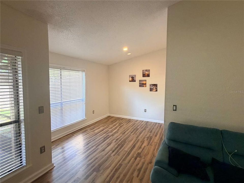 На продажу: $239,900 (2 спален, 2 ванн, 1146 Квадратных фут)