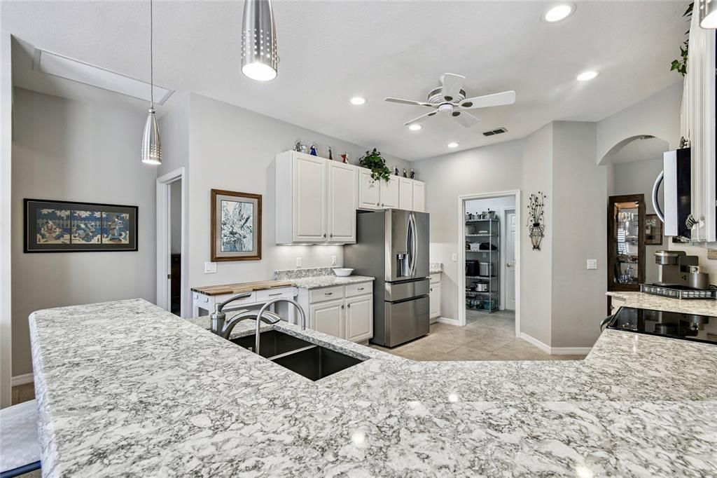 For Sale: $375,000 (2 beds, 2 baths, 2038 Square Feet)