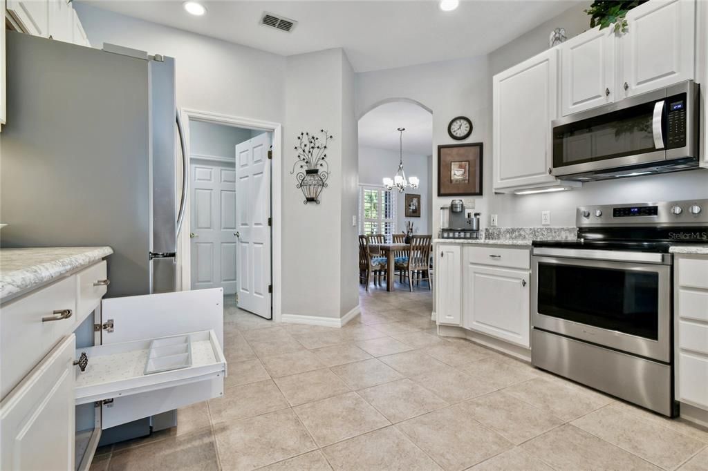 For Sale: $375,000 (2 beds, 2 baths, 2038 Square Feet)