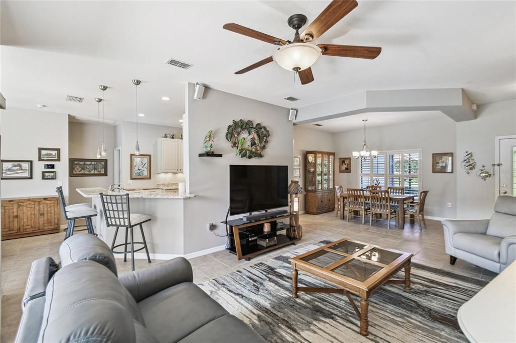 For Sale: $375,000 (2 beds, 2 baths, 2038 Square Feet)