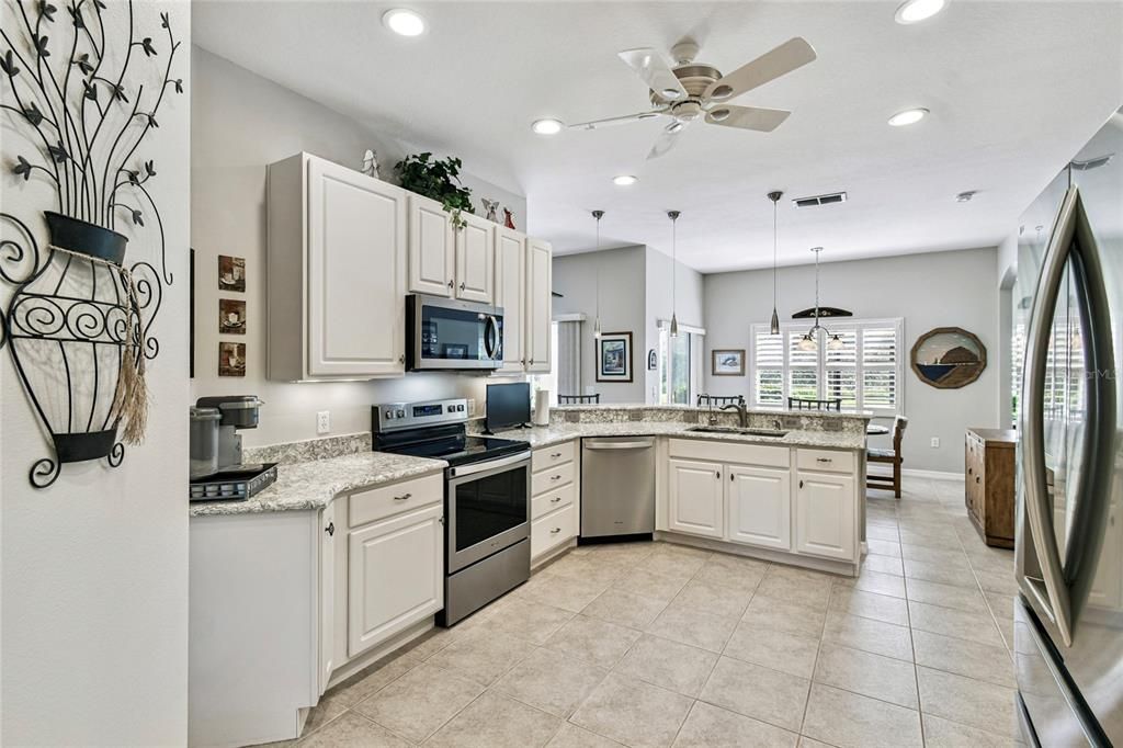 For Sale: $375,000 (2 beds, 2 baths, 2038 Square Feet)