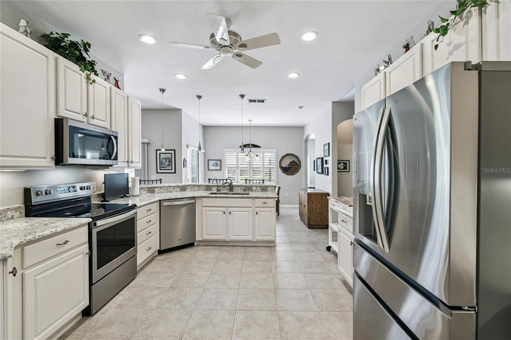 For Sale: $375,000 (2 beds, 2 baths, 2038 Square Feet)