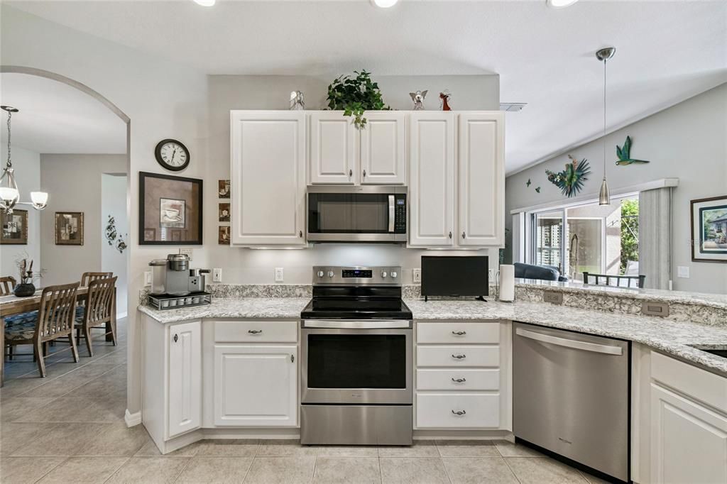 For Sale: $375,000 (2 beds, 2 baths, 2038 Square Feet)