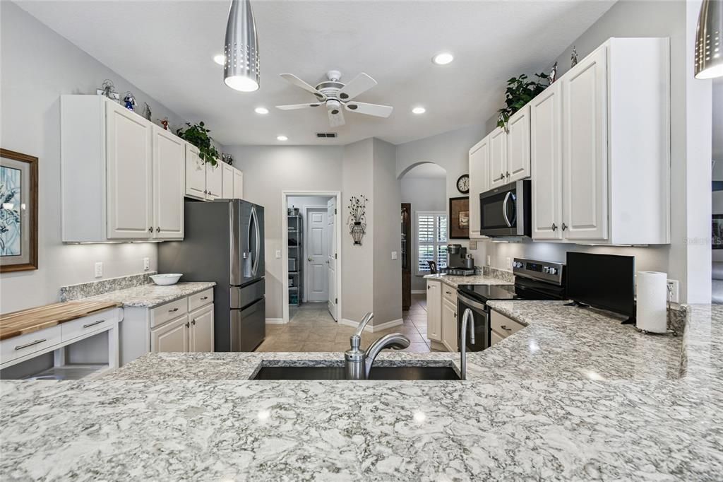 For Sale: $375,000 (2 beds, 2 baths, 2038 Square Feet)