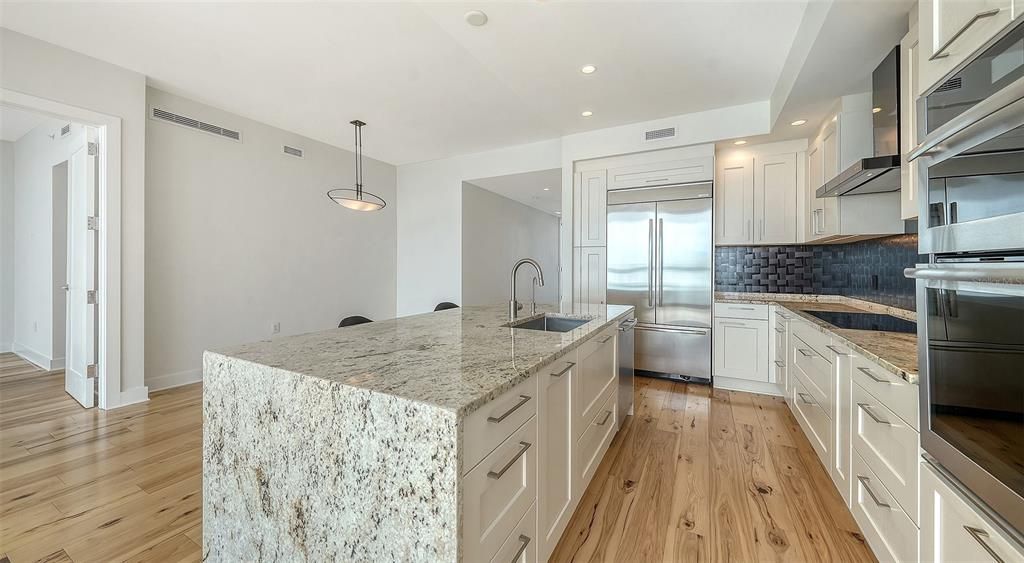 待售: $2,500,000 (2 贝兹, 2 浴室, 1770 平方英尺)