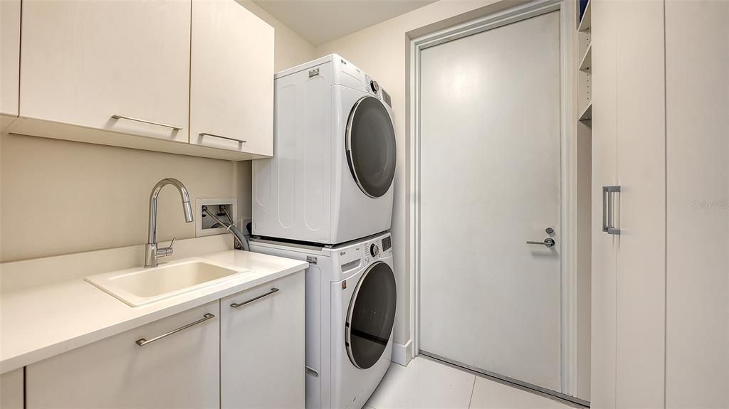 待售: $2,500,000 (2 贝兹, 2 浴室, 1770 平方英尺)