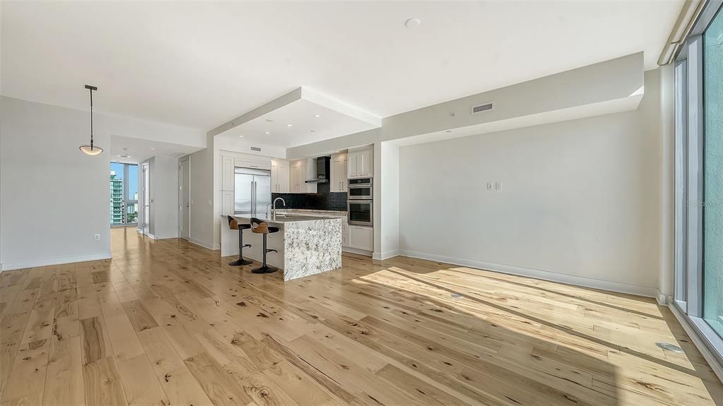 待售: $2,500,000 (2 贝兹, 2 浴室, 1770 平方英尺)