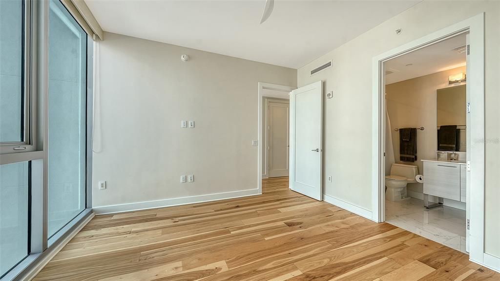 待售: $2,500,000 (2 贝兹, 2 浴室, 1770 平方英尺)