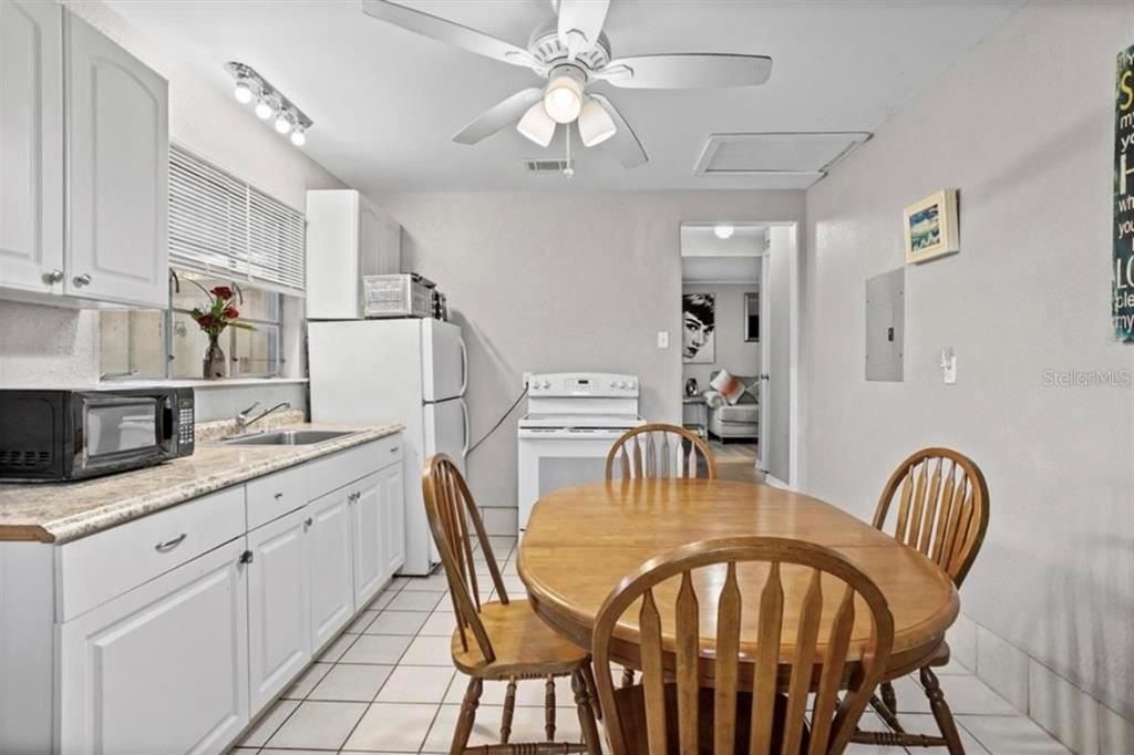 出租: $1,600 (1 贝兹, 1 浴室, 690 平方英尺)