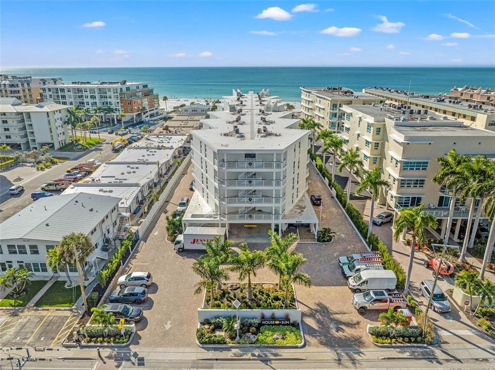 На продажу: $1,049,000 (2 спален, 2 ванн, 1215 Квадратных фут)