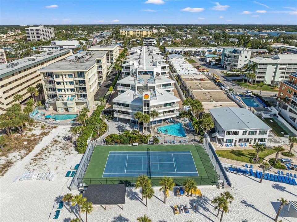 На продажу: $1,049,000 (2 спален, 2 ванн, 1215 Квадратных фут)