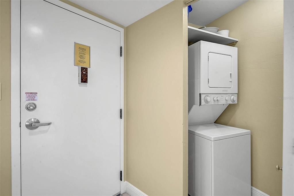 На продажу: $1,049,000 (2 спален, 2 ванн, 1215 Квадратных фут)