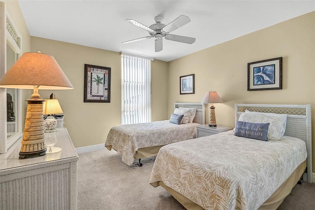 На продажу: $1,049,000 (2 спален, 2 ванн, 1215 Квадратных фут)