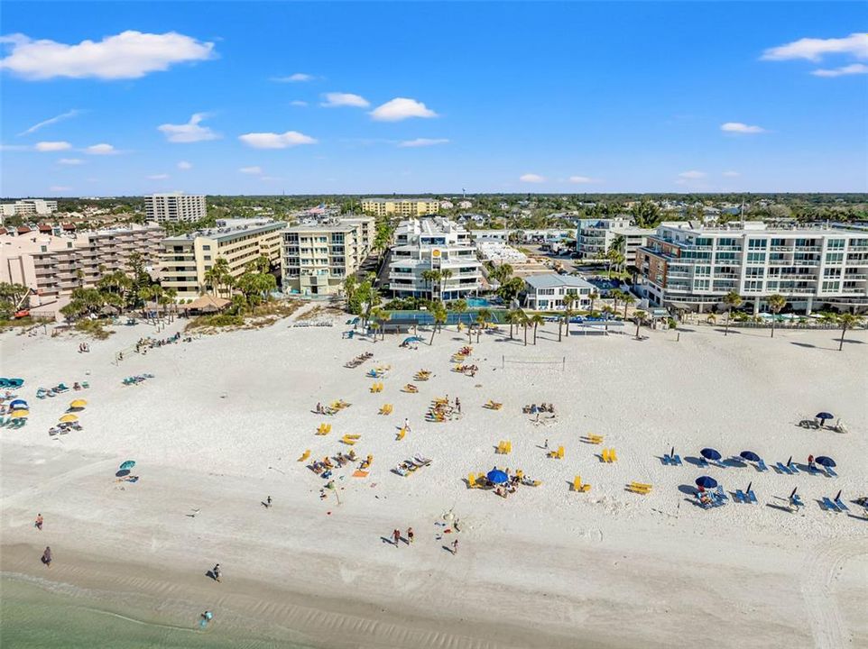 На продажу: $1,049,000 (2 спален, 2 ванн, 1215 Квадратных фут)