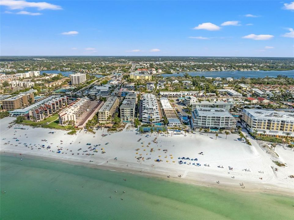 На продажу: $1,049,000 (2 спален, 2 ванн, 1215 Квадратных фут)