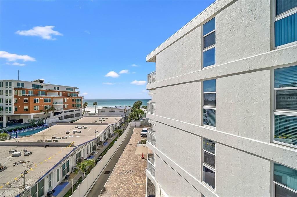 На продажу: $1,049,000 (2 спален, 2 ванн, 1215 Квадратных фут)