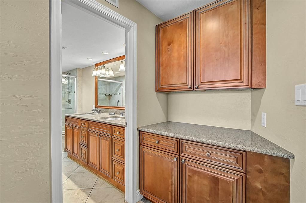 На продажу: $1,049,000 (2 спален, 2 ванн, 1215 Квадратных фут)