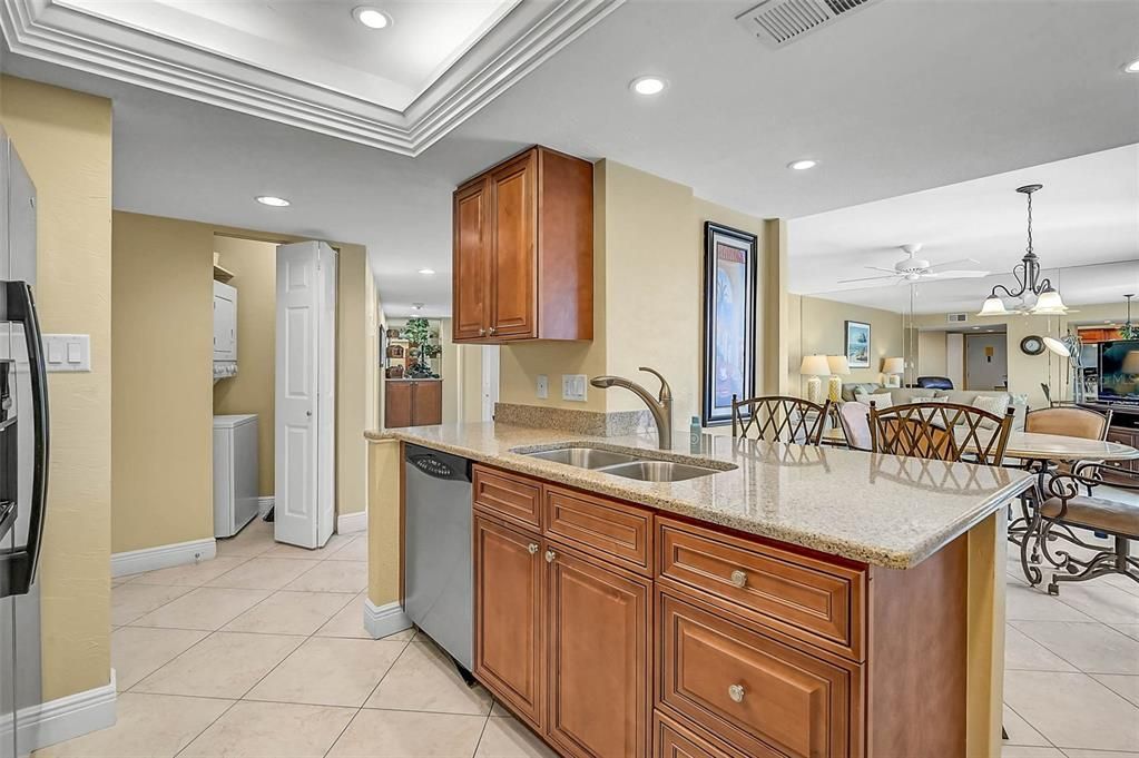 На продажу: $1,049,000 (2 спален, 2 ванн, 1215 Квадратных фут)