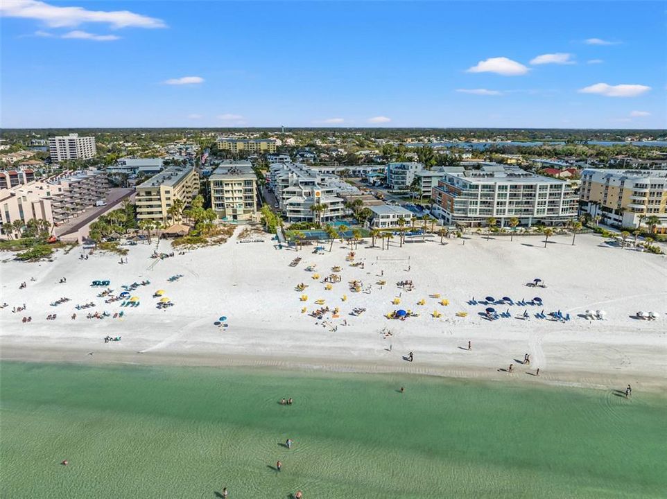 На продажу: $1,049,000 (2 спален, 2 ванн, 1215 Квадратных фут)