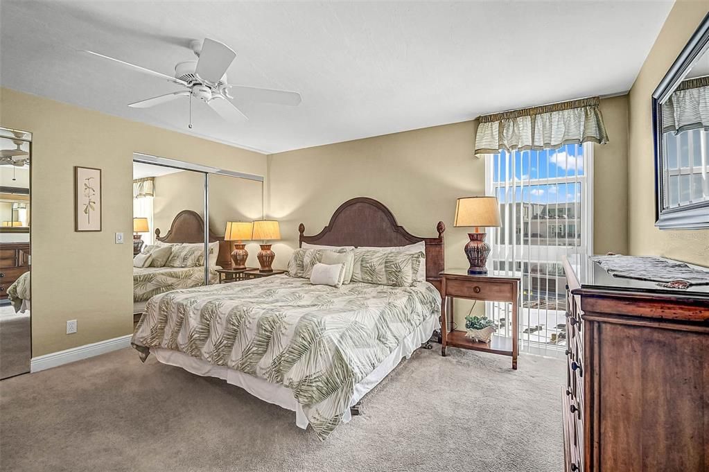 На продажу: $1,049,000 (2 спален, 2 ванн, 1215 Квадратных фут)