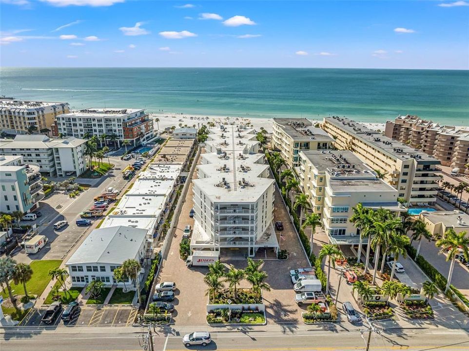 На продажу: $1,049,000 (2 спален, 2 ванн, 1215 Квадратных фут)