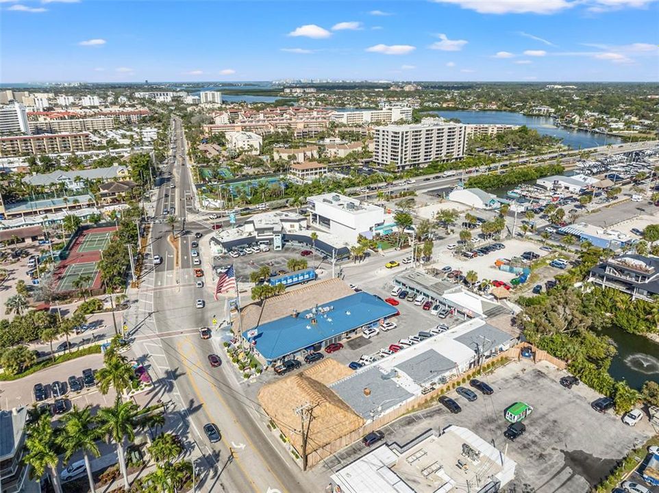 На продажу: $1,049,000 (2 спален, 2 ванн, 1215 Квадратных фут)