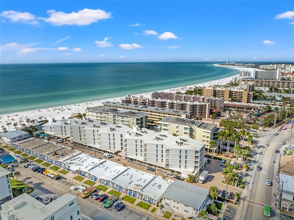 На продажу: $1,049,000 (2 спален, 2 ванн, 1215 Квадратных фут)