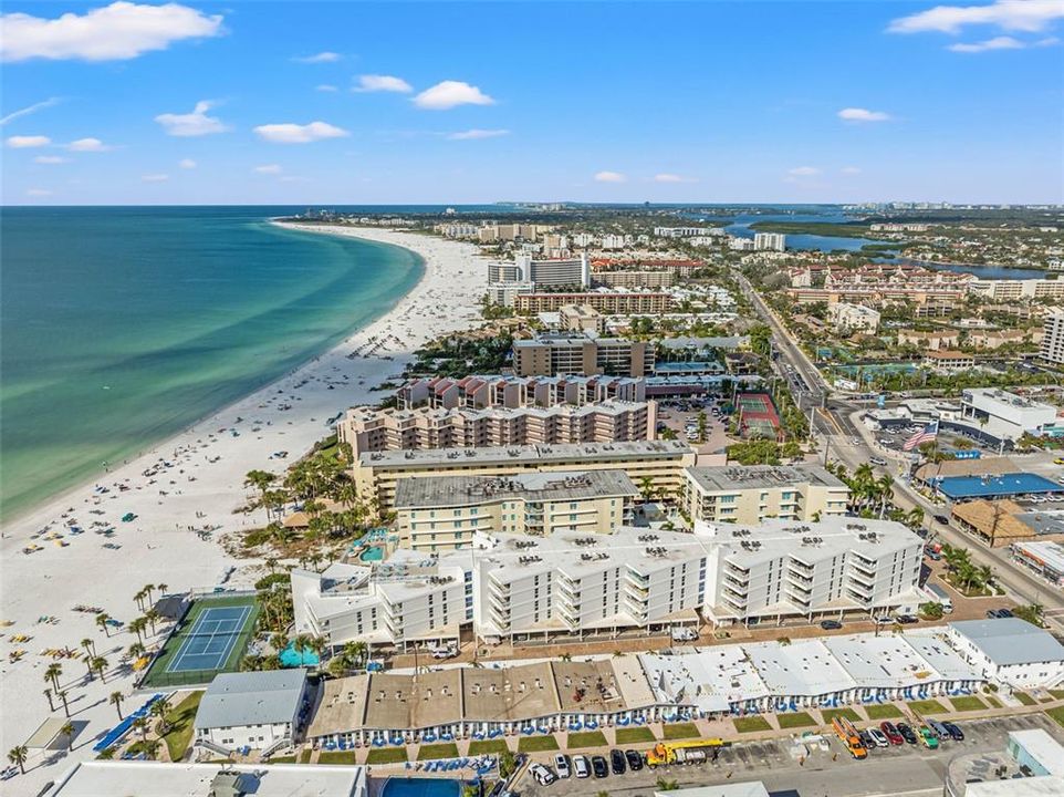 На продажу: $1,049,000 (2 спален, 2 ванн, 1215 Квадратных фут)