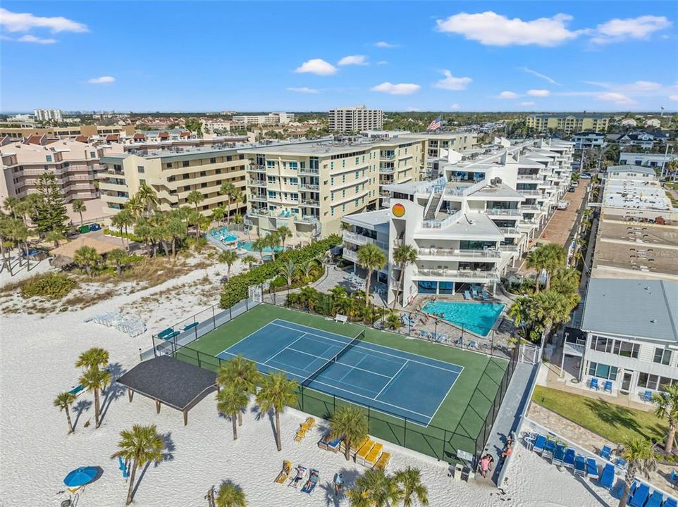 На продажу: $1,049,000 (2 спален, 2 ванн, 1215 Квадратных фут)