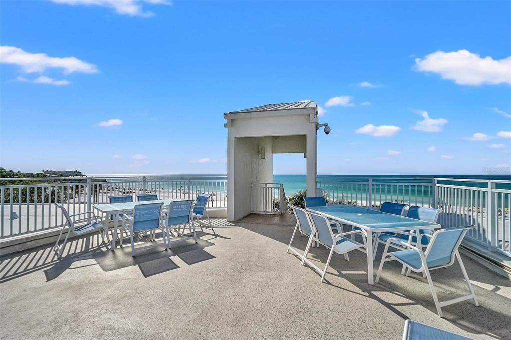 На продажу: $1,049,000 (2 спален, 2 ванн, 1215 Квадратных фут)