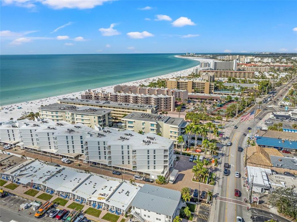 На продажу: $1,049,000 (2 спален, 2 ванн, 1215 Квадратных фут)