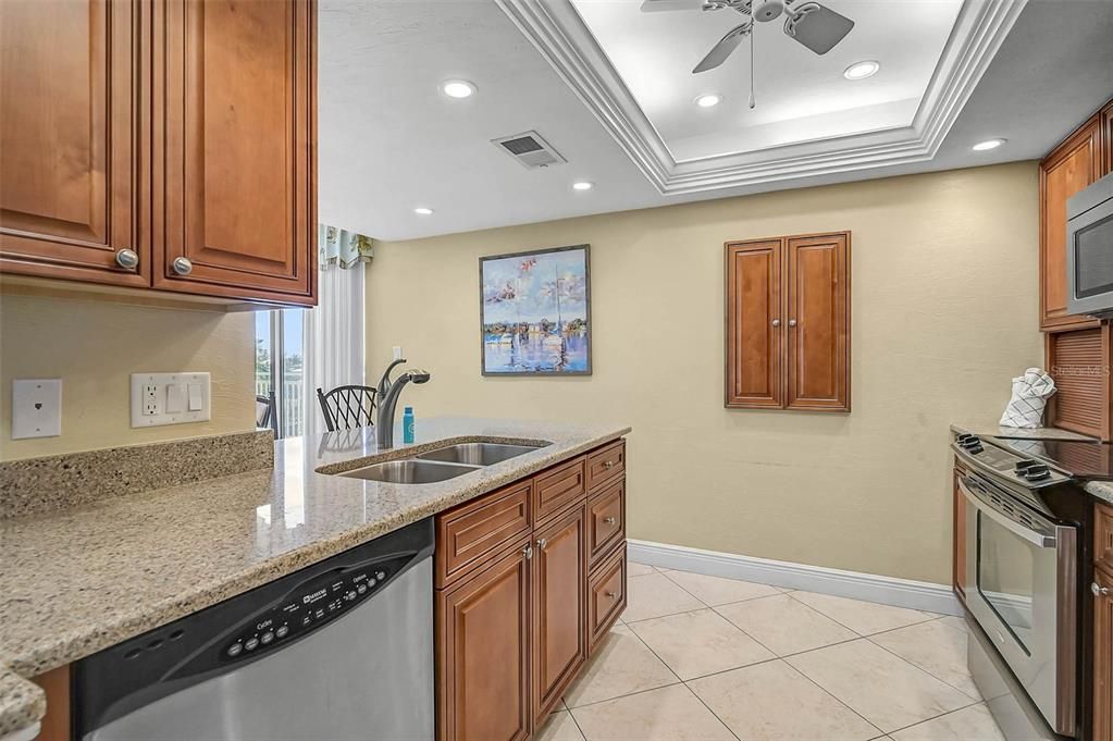 На продажу: $1,049,000 (2 спален, 2 ванн, 1215 Квадратных фут)