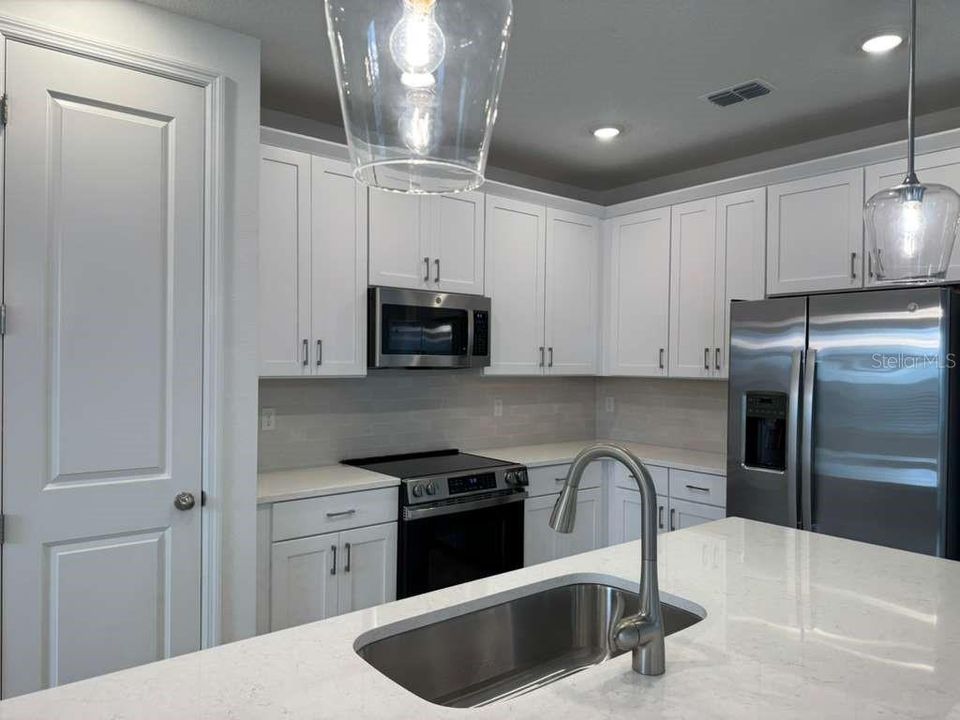 For Rent: $2,600 (3 beds, 2 baths, 1709 Square Feet)