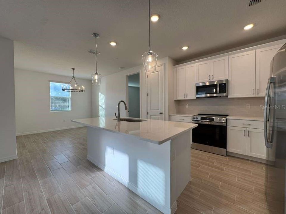 For Rent: $2,600 (3 beds, 2 baths, 1709 Square Feet)